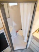 Blick ins Bad mit Waschbecken, portabler Kassettentoilette und Dusche. (c) CamperStyle / Foto im Archiv bei CS
