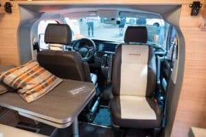 Weinsberg X-Cursion Van Fahrerkabine Tisch