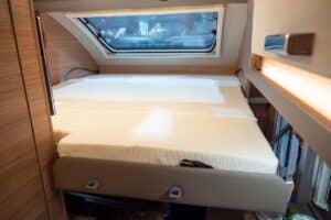 Weinsberg X-Cursion Van Easy-Move-Bett