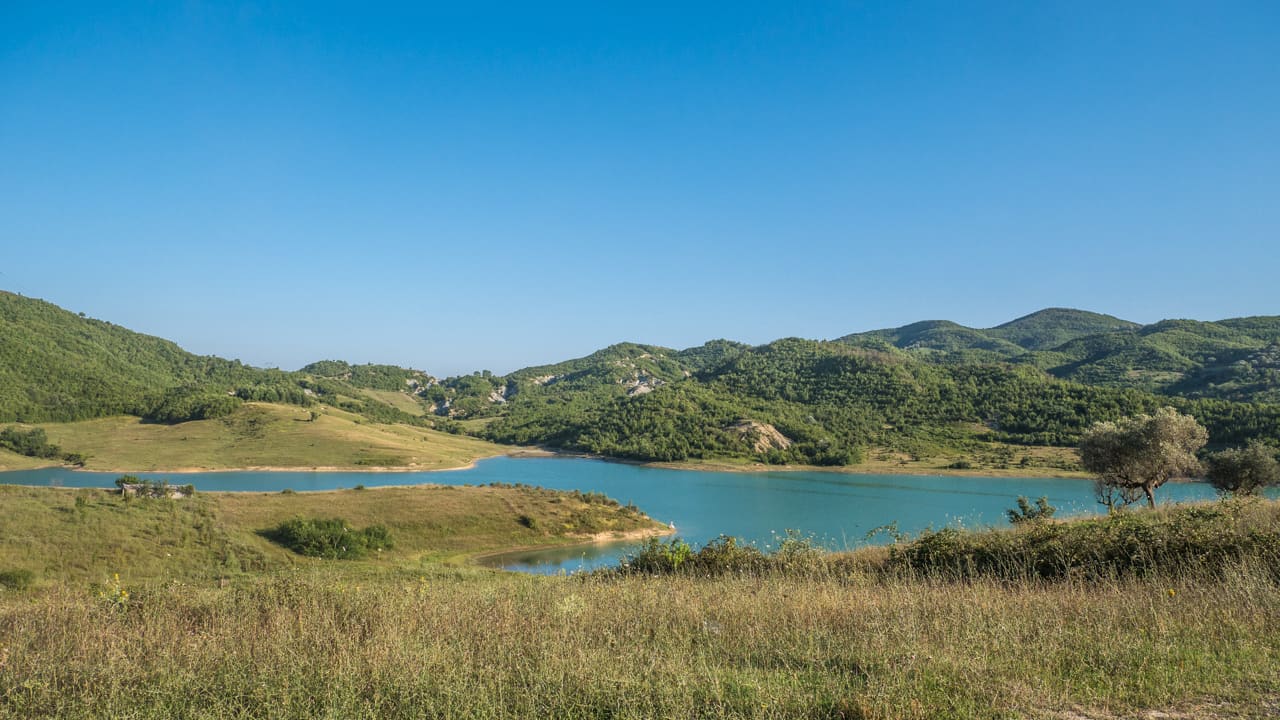 6 romantische Bulli-Roadtrips durch Europa – VanLife-Abenteuer im Campingbus 5 Albanien See Natur Camping