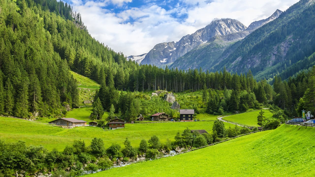 6 romantische Bulli-Roadtrips durch Europa – VanLife-Abenteuer im Campingbus 6 Oesterreich Zilltertal ©ankamonika depositphotos