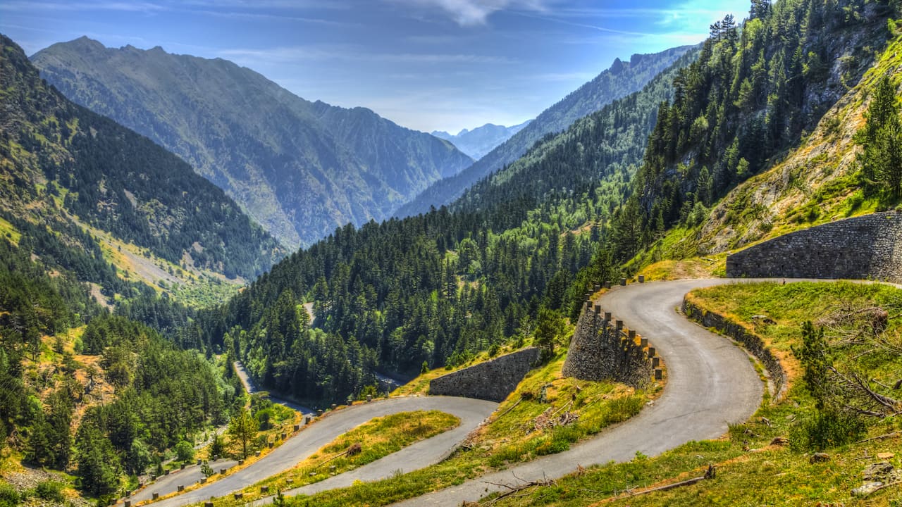 6 romantische Bulli-Roadtrips durch Europa – VanLife-Abenteuer im Campingbus 3 Pyrenaeen Serpentinenstrasse ©razvanphoto Depositphotos