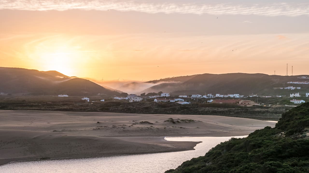 6 romantische Bulli-Roadtrips durch Europa – VanLife-Abenteuer im Campingbus 4 Sonnenaufgang Portugal Kueste