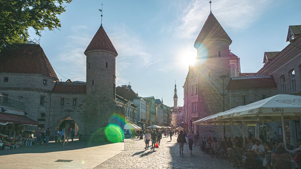 6 romantische Bulli-Roadtrips durch Europa – VanLife-Abenteuer im Campingbus 1 Tallinn Altstadt