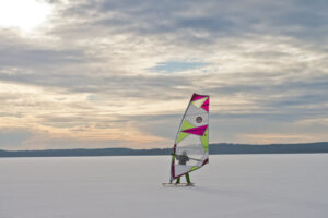 Ein Surfer im Winter in der Mecklenburgischen Schweiz bei Drühl