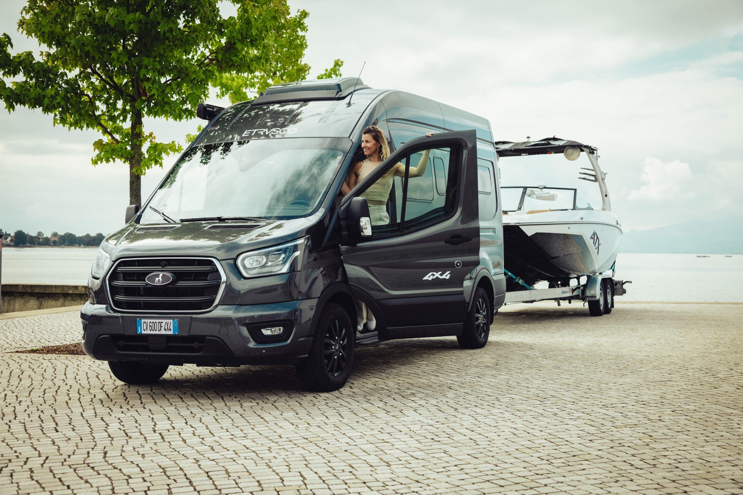 Der ultimative Begleiter für dein Camping-Abenteuer: Entdecke den neuen Etrusco Campervan mit Allradantrieb 1 Etrusco CV 600 DF boot scaled