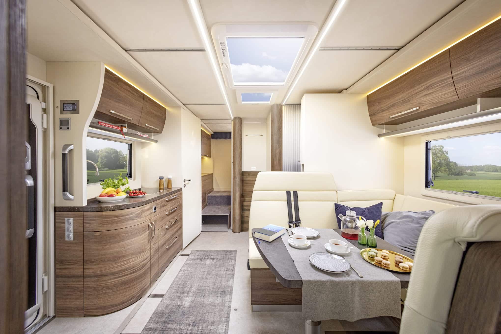 Interior de la autocaravana de lujo PROTEC Q18
