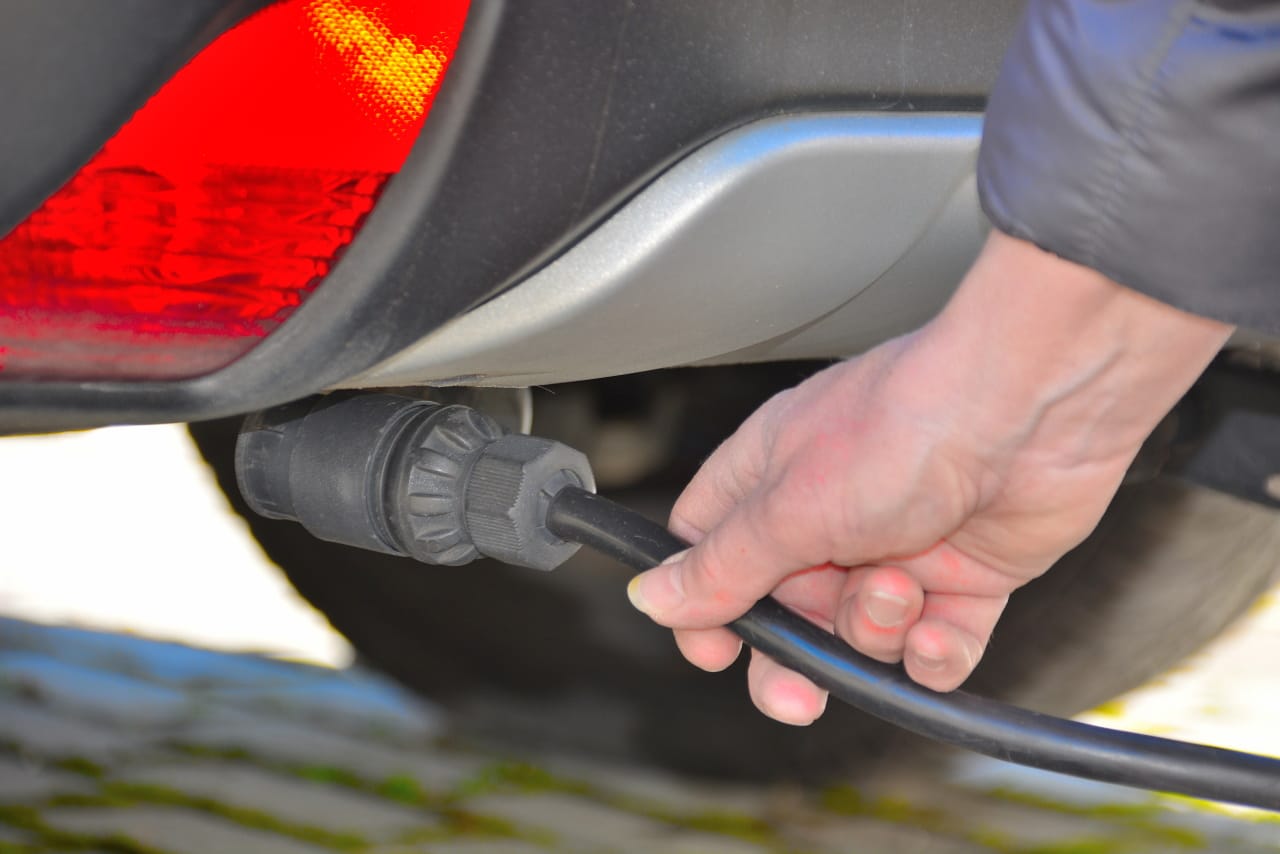 Wohnwagen ankuppeln: Mit dieser Schritt-für-Schritt-Anleitung geht es ganz einfach 9 13-poligen Stecker anschließen