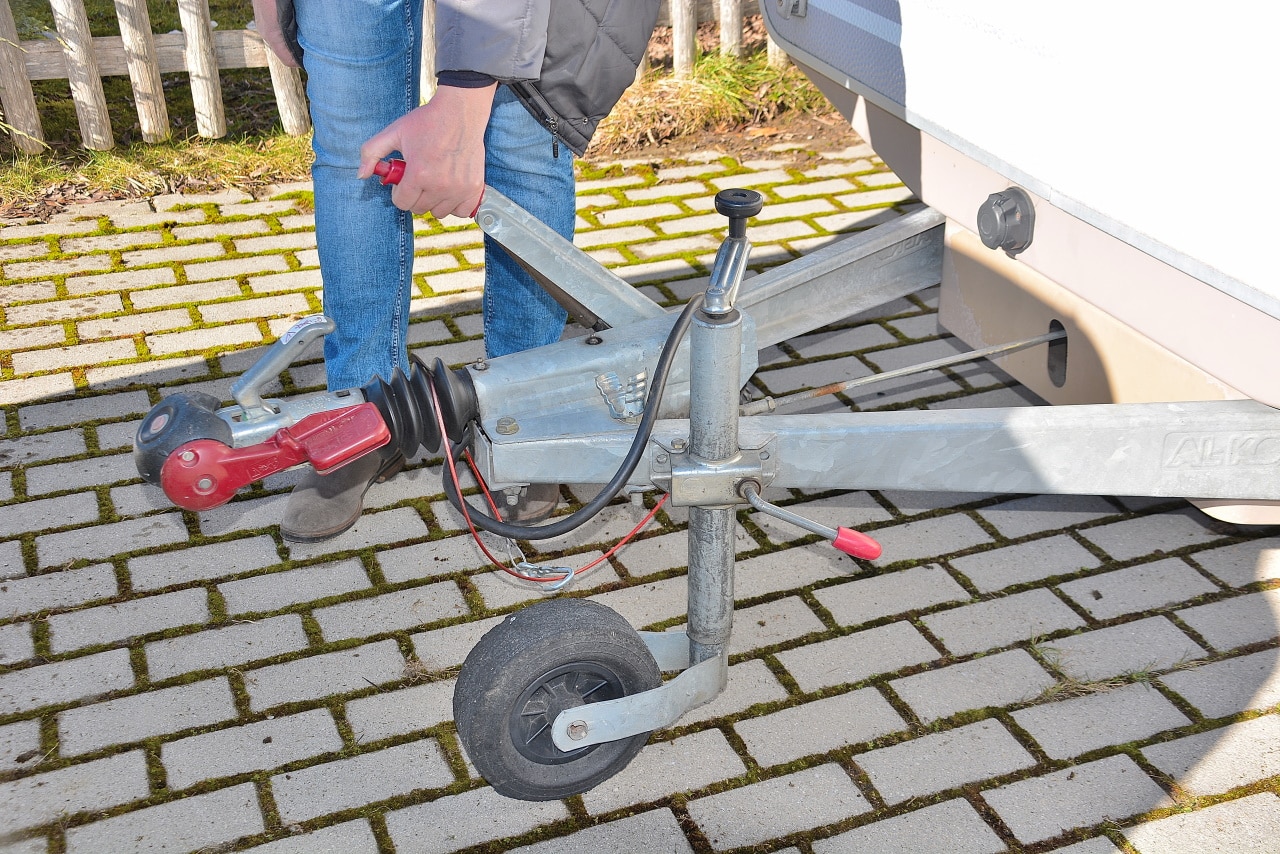 Wohnwagen ankuppeln: Mit dieser Schritt-für-Schritt-Anleitung geht es ganz einfach 1 Caravan ankuppeln - zunächst wird die Handbremse angezogen.
