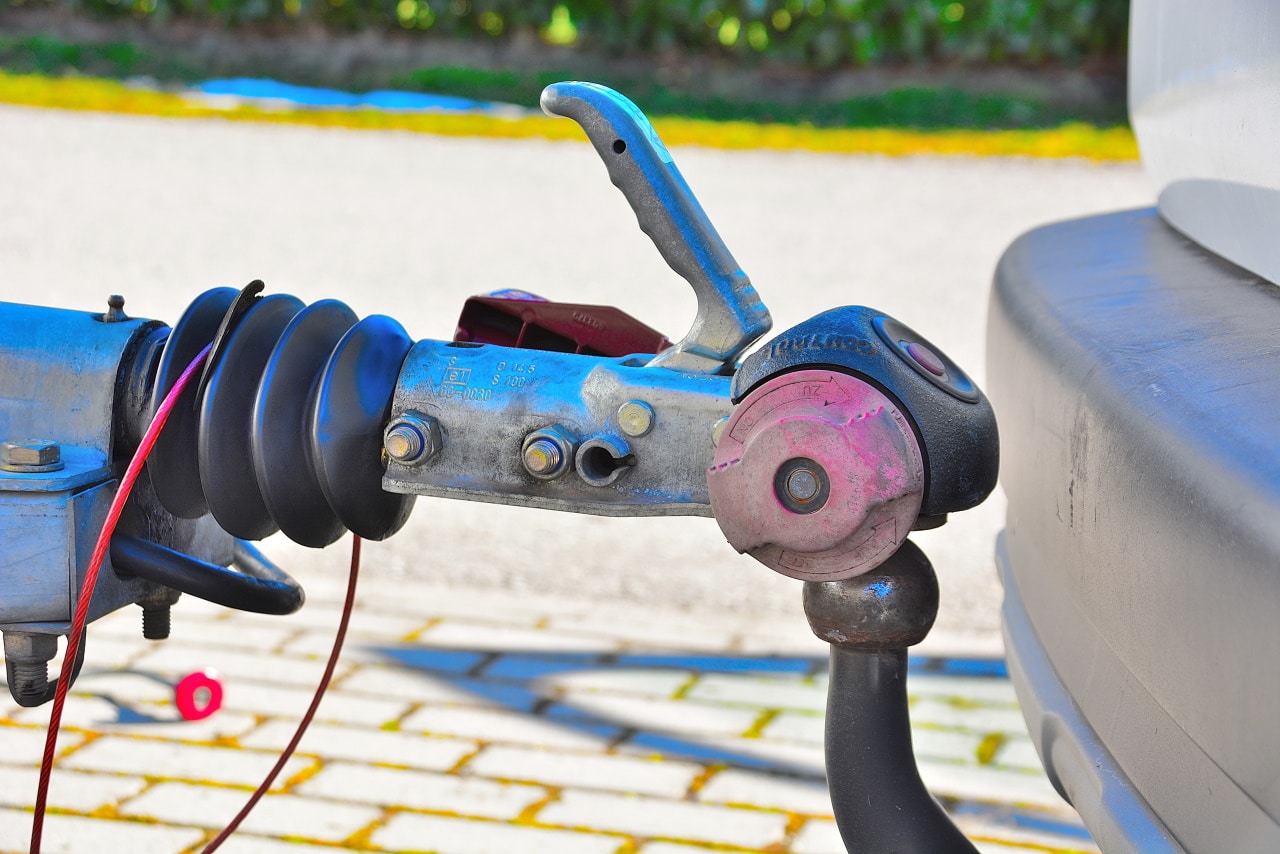 Wohnwagen ankuppeln: Mit dieser Schritt-für-Schritt-Anleitung geht es ganz einfach 5 Wohnwagen ankuppeln - Kupplungsmaul über Anhängekupplung