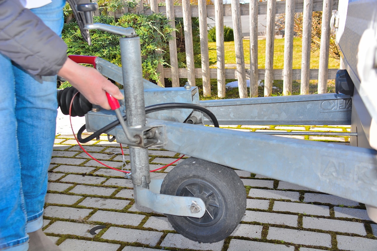 Wohnwagen ankuppeln: Mit dieser Schritt-für-Schritt-Anleitung geht es ganz einfach 6 Wohnwagen ankuppeln – Stützrad hochkurbeln