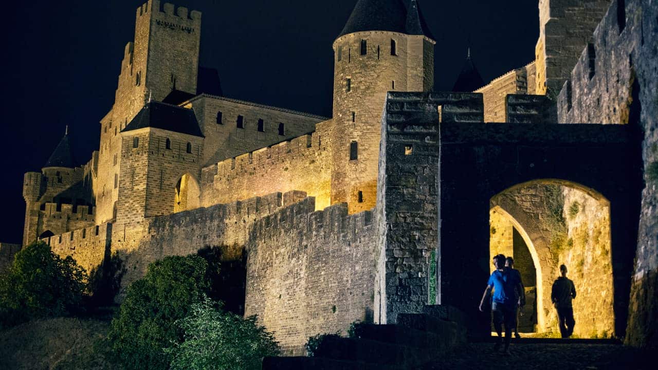 Camping Frankreich Beleuchtete Burgmauern in der Dunkelheit Carcassonne