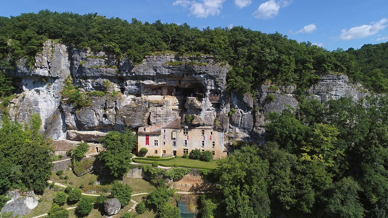 Camping Frankreich Höhlenschloss Maison Forte Reignac in bewaldeter Umgebung