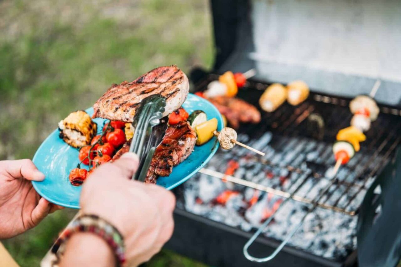 Grillzange im Einsatz