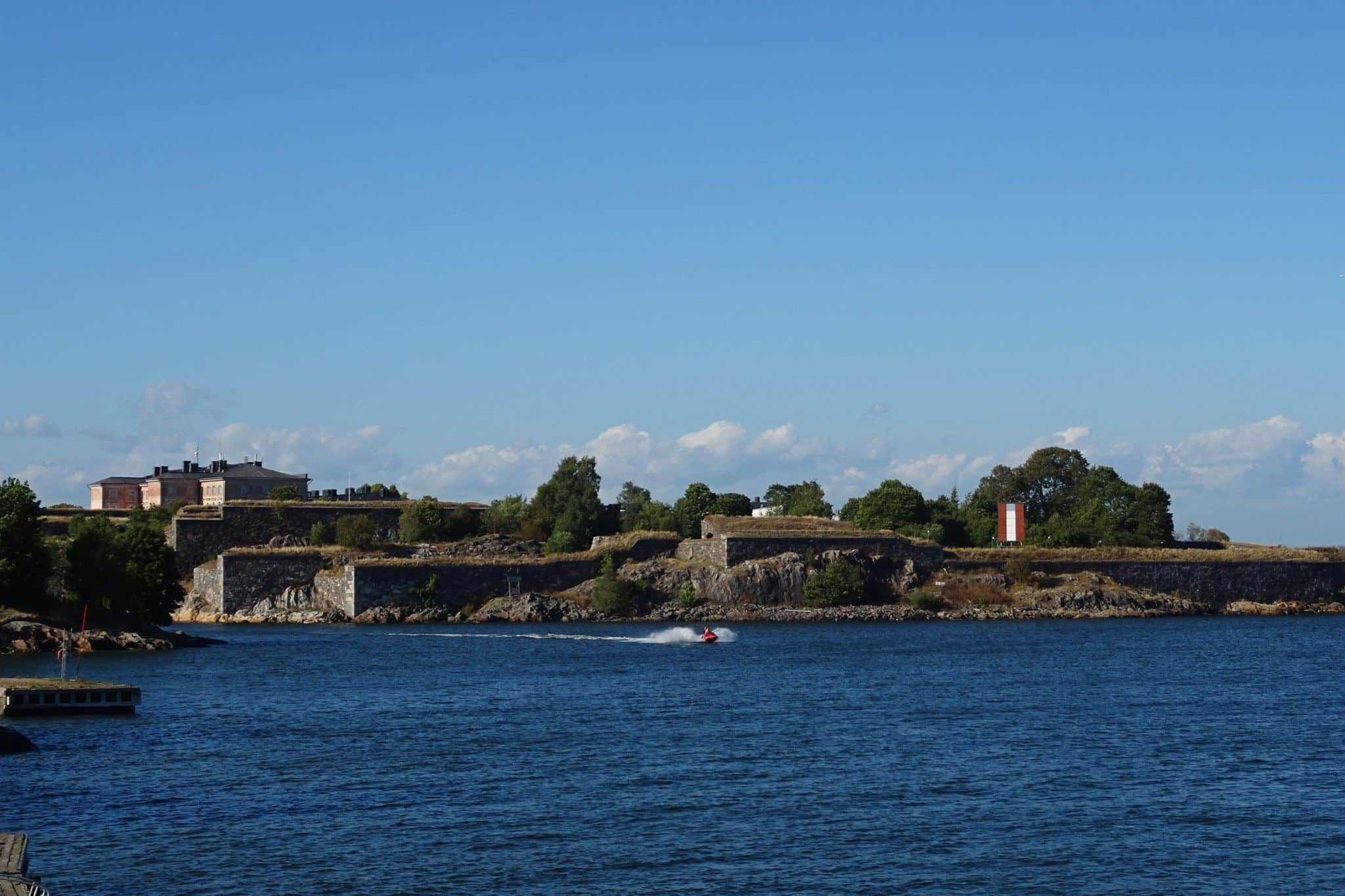 Blick auf einen Teil der Festungsinseln Suomenlinna.