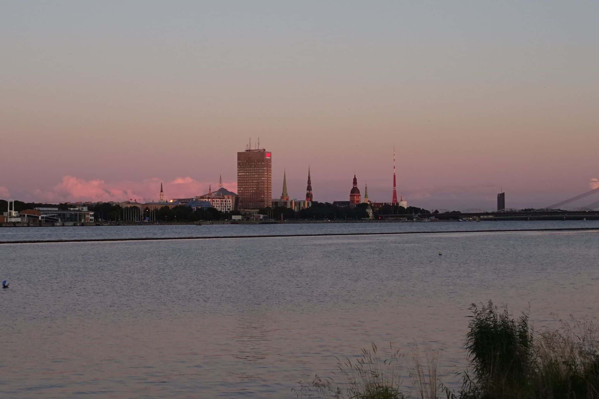 Blick vom Stadt-Stellplatz auf die Skyline von Riga am Abend. 