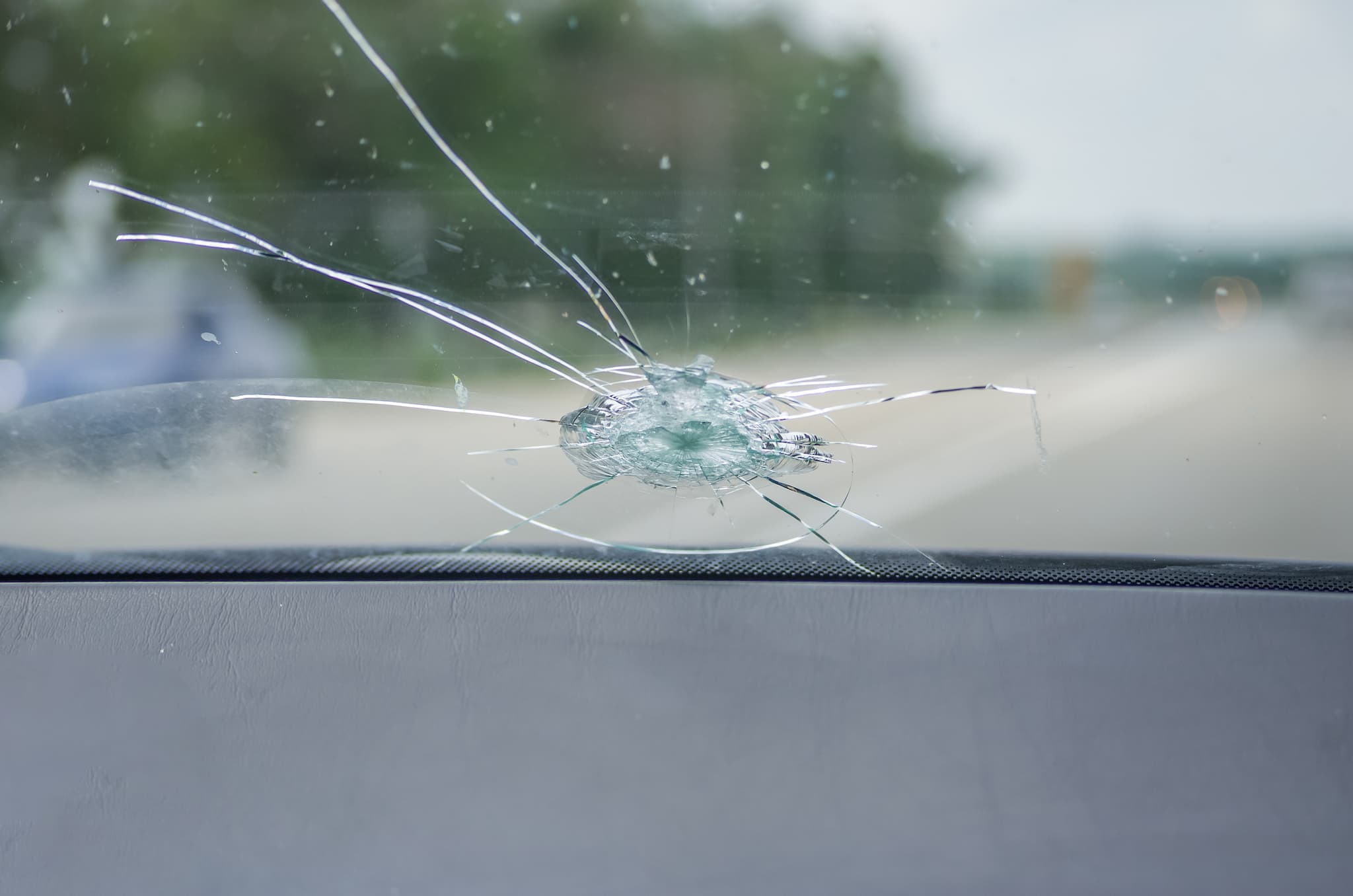 Reparaturen am Wohnmobil und Wohnwagen: Was du selbst erledigen kannst (und wovon du besser die Finger lässt) 2 Glasbruch @erik3804 depositphotos