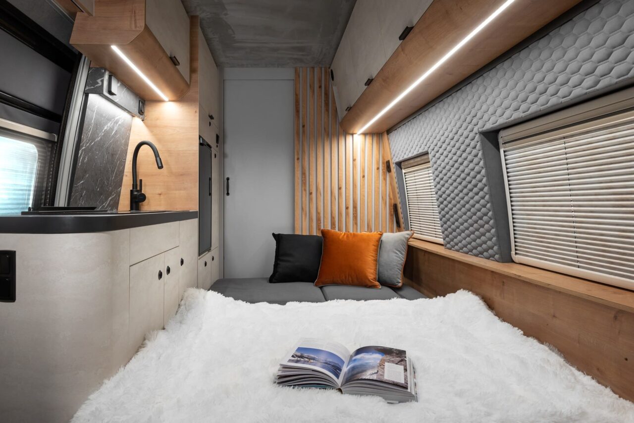 Globe-Traveller Falcon: wintertauglicher Luxus-Campervan mit effizienter Isolierung aus Polen - perfekt fürs Wintercamping! 5 Globe-Traveller Falcon Bett Küche