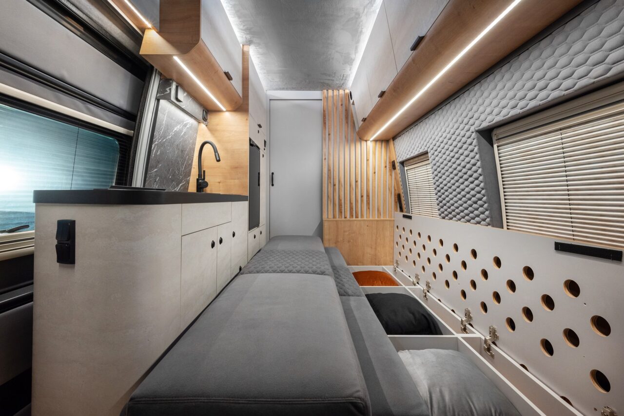 Globe-Traveller Falcon: wintertauglicher Luxus-Campervan mit effizienter Isolierung aus Polen - perfekt fürs Wintercamping! 4 Globe-Traveller Falcon Bettkasten