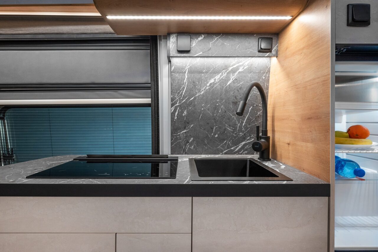 Globe-Traveller Falcon: wintertauglicher Luxus-Campervan mit effizienter Isolierung aus Polen - perfekt fürs Wintercamping! 6 Globe-Traveller Falcon Küchenmodul Kühlschrank