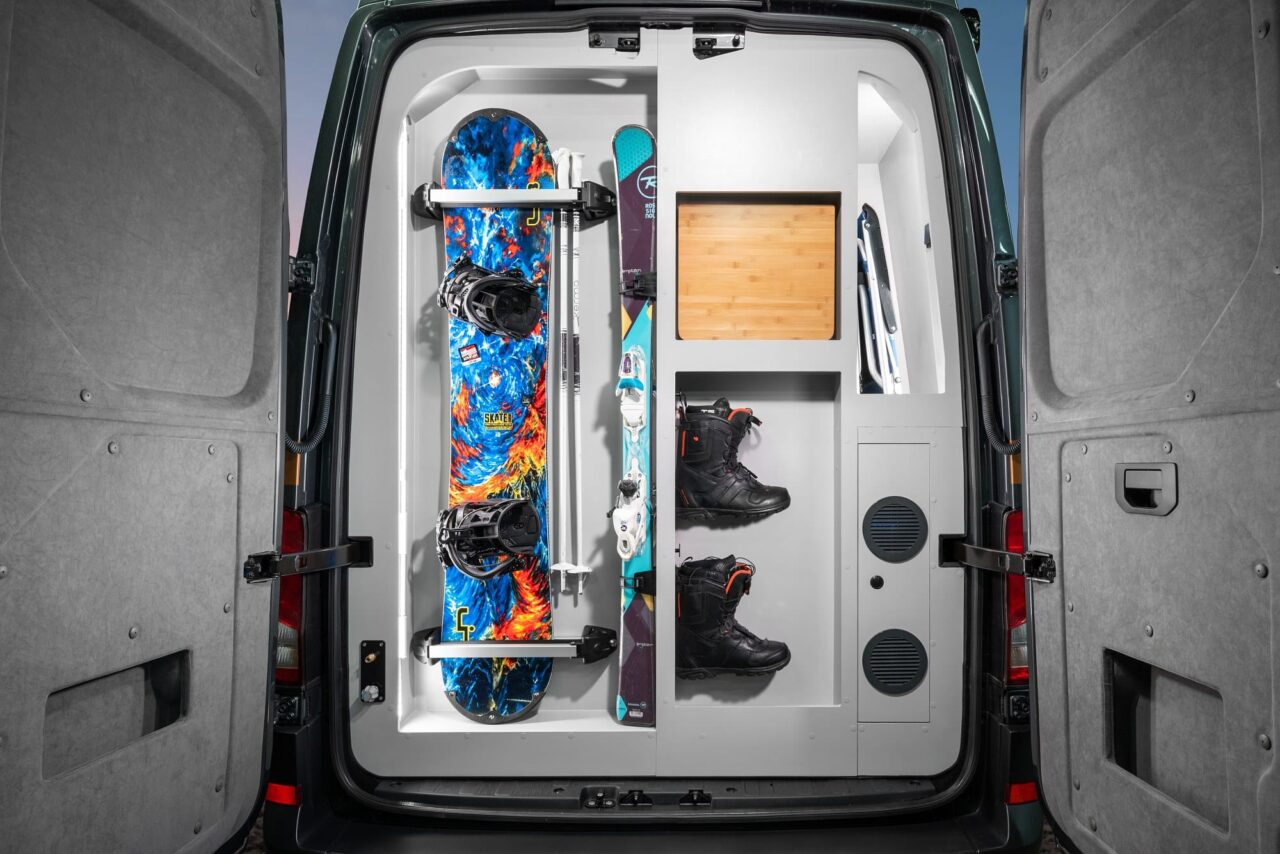 Globe-Traveller Falcon: wintertauglicher Luxus-Campervan mit effizienter Isolierung aus Polen - perfekt fürs Wintercamping! 11 Globe-Traveller Falcon Heck