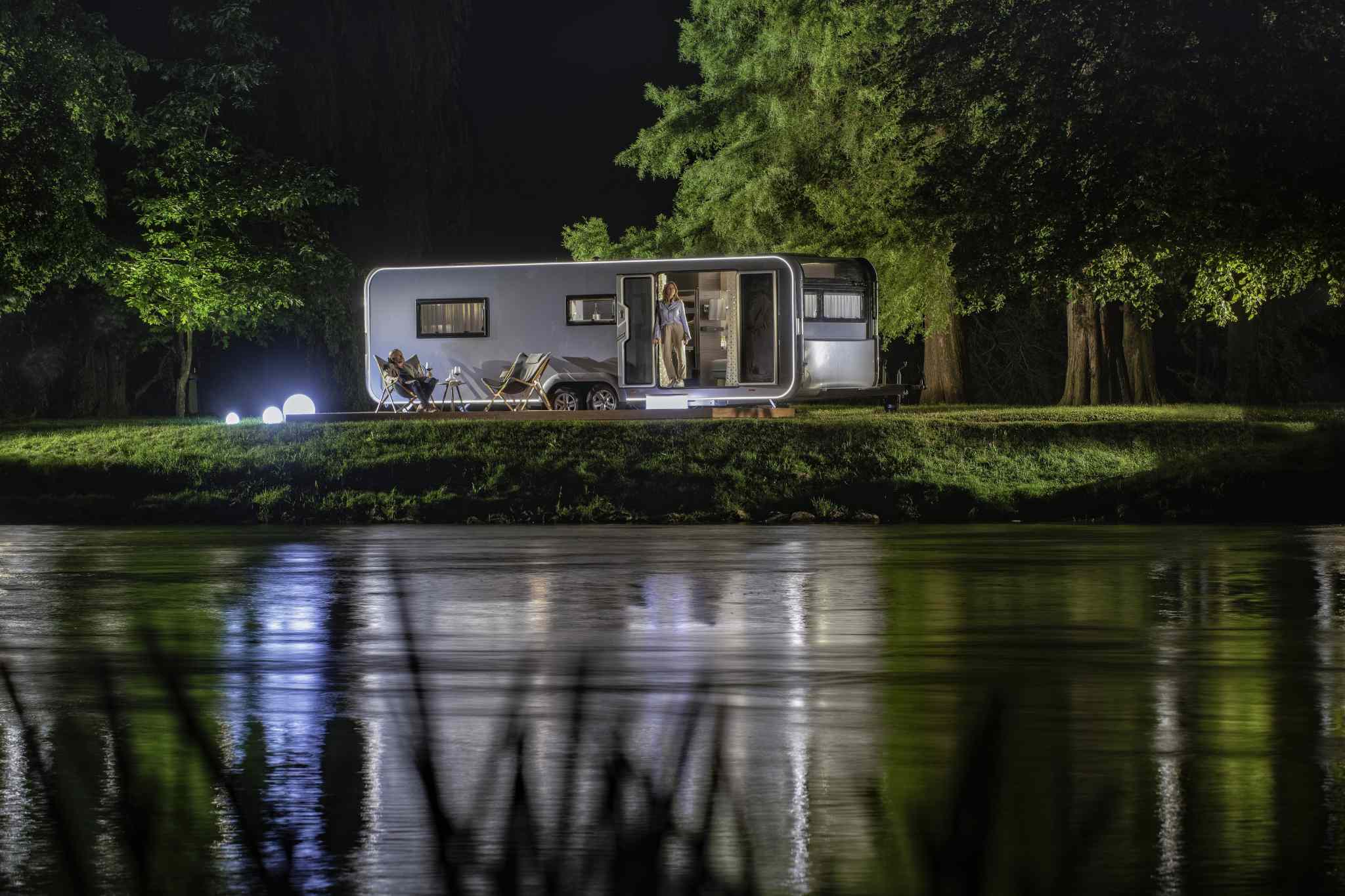 Ein Luxus-Ferienhaus auf Rädern: Elegant und luxuriös kommt der Adria Astella daher. © Airstream Germany