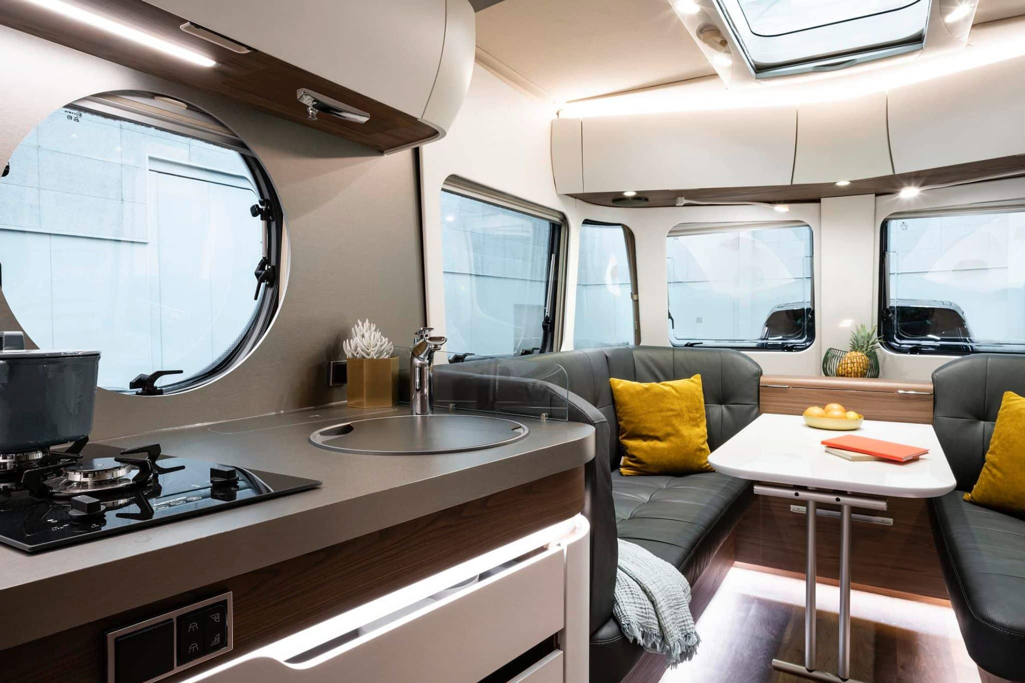 Immer die beste Aussicht: Panoramafenster für einen 180°-Blick im Bug und Heck. © Hymer GmbH & Co. KG