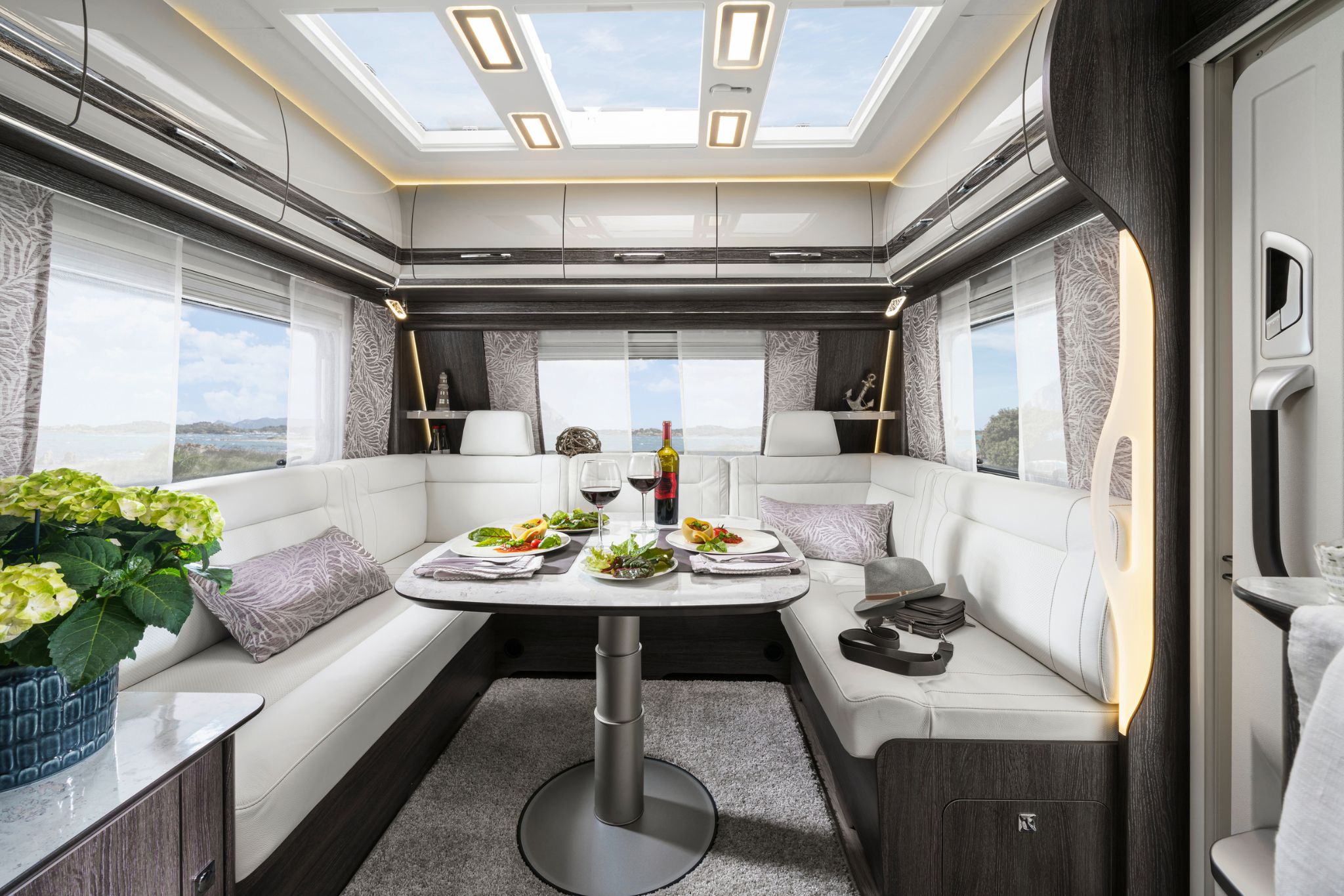 Die große Rundsitzgruppe im Bugbereich bietet allen Komfort für ein gemütliches Beisammensein. © Fendt-Caravan GmbH