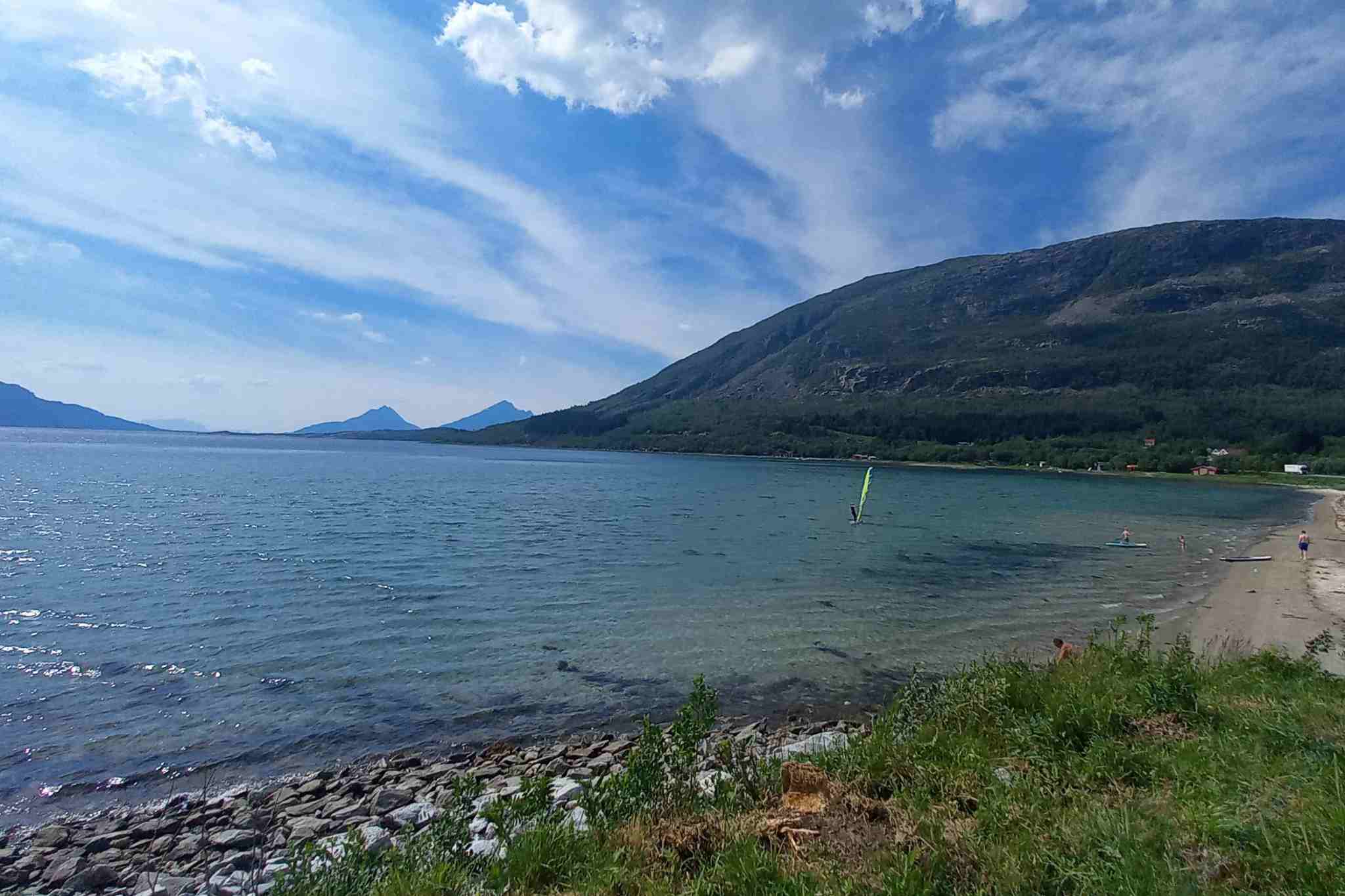650 Kilometer und drei Breitengrade nordwärts: Mit dem Wohnmobil auf dem „Kystriksveien“ entlang Norwegens spektakulärer Westküste 12 Bucht mit Sandstrand und Blick auf die umliegenden Berge direkt am Küstenweg.
