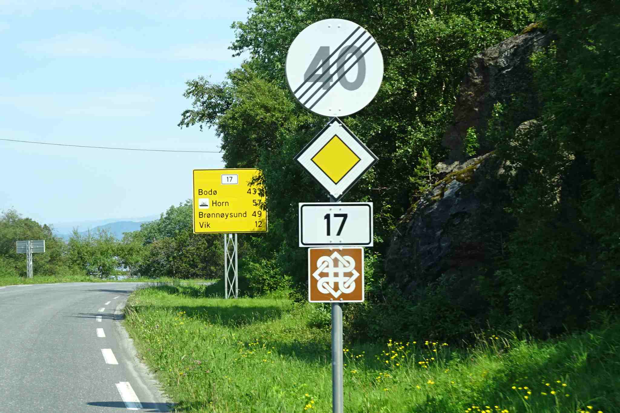 650 Kilometer und drei Breitengrade nordwärts: Mit dem Wohnmobil auf dem „Kystriksveien“ entlang Norwegens spektakulärer Westküste 6 Immer Richtung Norden auf der beeindruckenden Küstenstraße 17 mit den eher unscheinbaren Wegweisern.