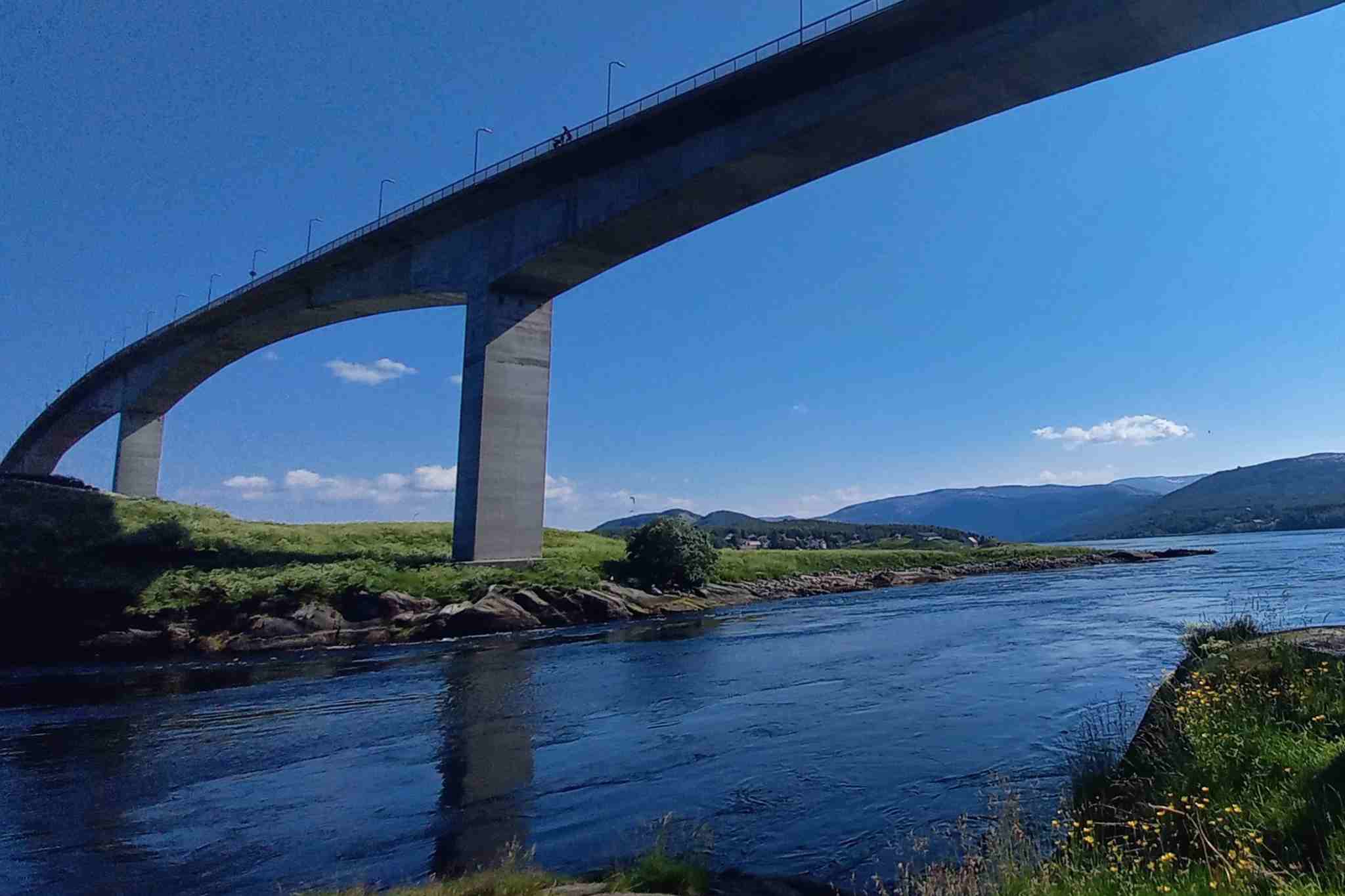 650 Kilometer und drei Breitengrade nordwärts: Mit dem Wohnmobil auf dem „Kystriksveien“ entlang Norwegens spektakulärer Westküste 20 Ein guter Platz zum Bestaunen des Gezeitenstroms ist direkt am Wasser unter der Brücke. Hier ist der Strom noch relativ schwach, bis er sich eine knappe Stunde später …