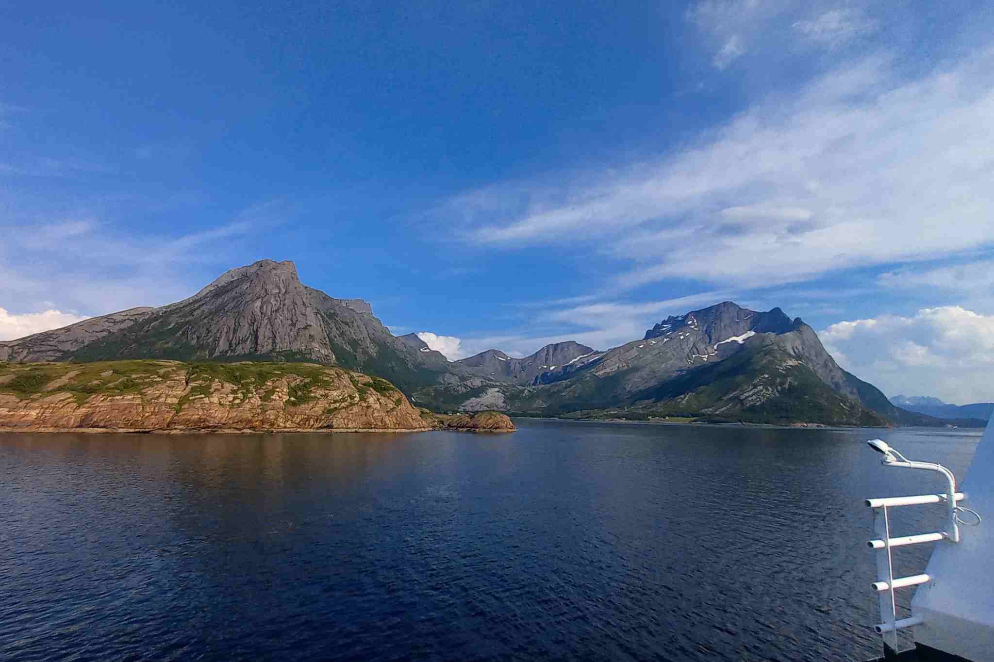 650 Kilometer und drei Breitengrade nordwärts: Mit dem Wohnmobil auf dem „Kystriksveien“ entlang Norwegens spektakulärer Westküste 13 Bereits kurz nach dem Ablegen in Kilboghamn präsentiert sich die beeindruckende Landschaft um den Polarkreis.