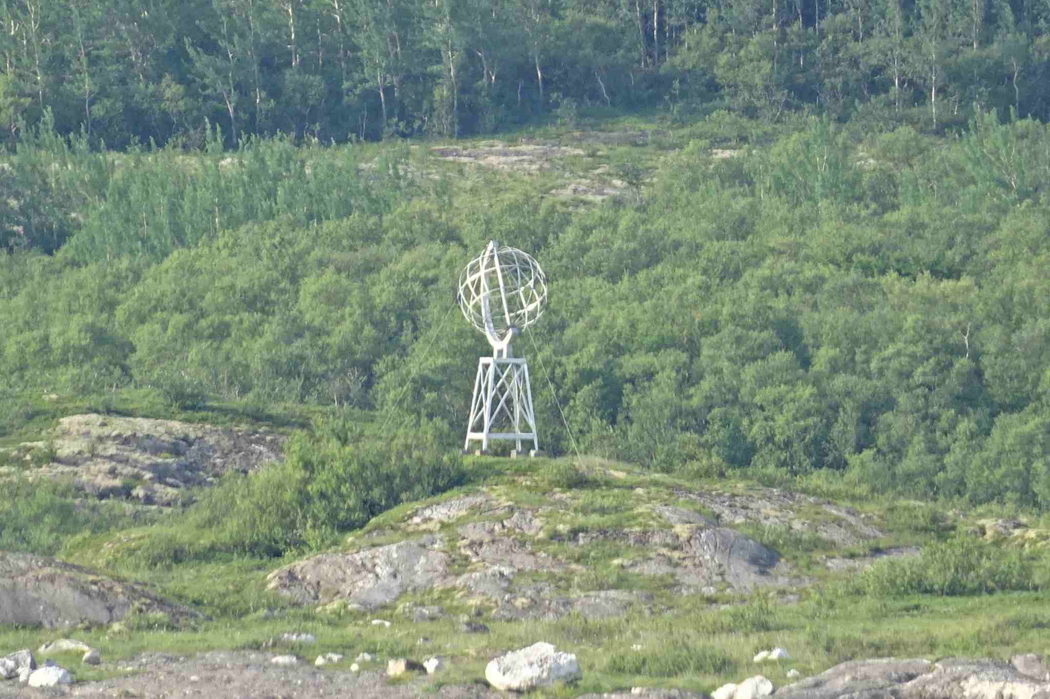 650 Kilometer und drei Breitengrade nordwärts: Mit dem Wohnmobil auf dem „Kystriksveien“ entlang Norwegens spektakulärer Westküste 14 Während der Überfahrt werden die Passagiere auf den Übertritt des Polarkreises hingewiesen. Markiert ist der Polarkreis durch diese Weltkugel.