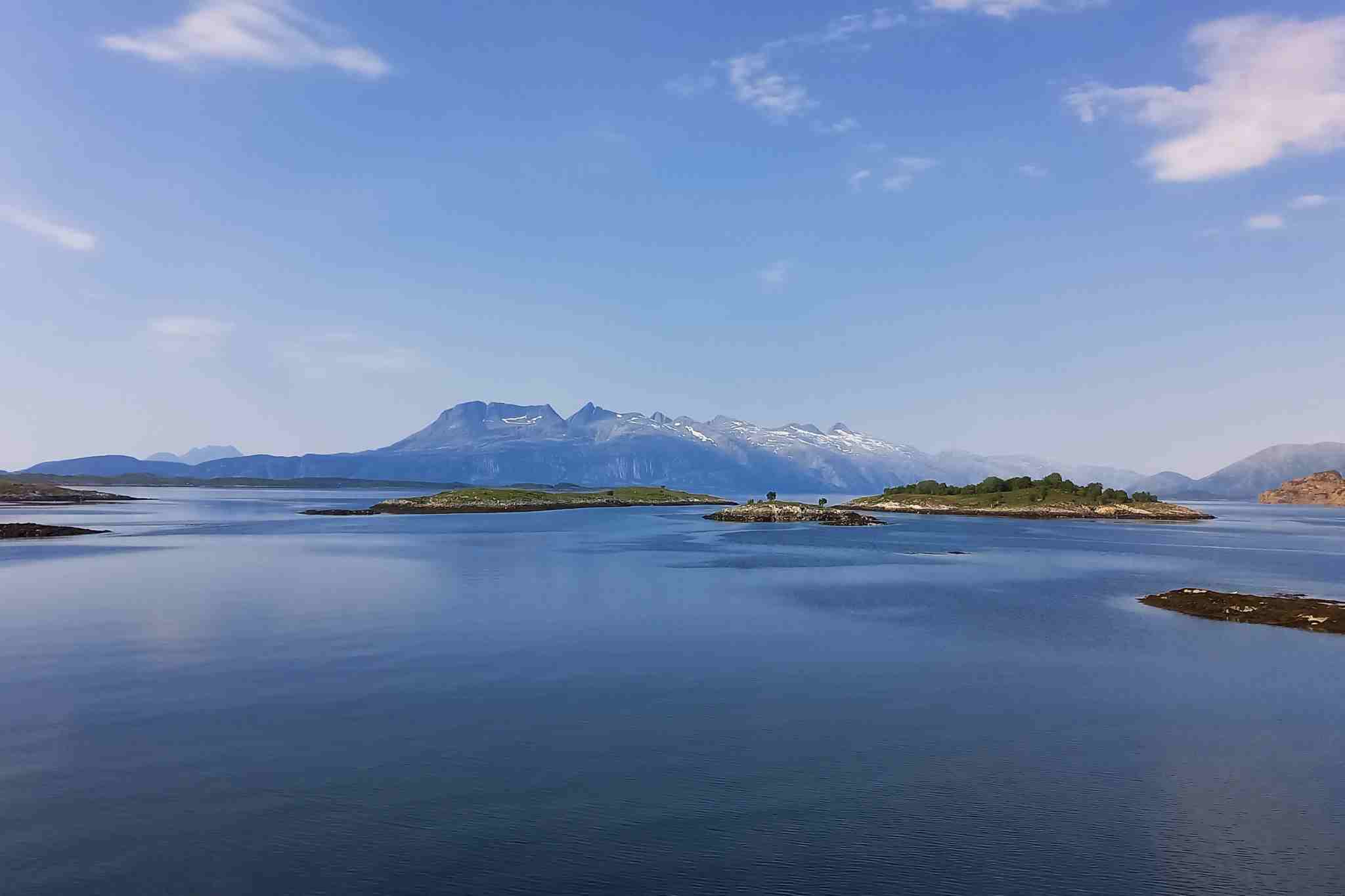 650 Kilometer und drei Breitengrade nordwärts: Mit dem Wohnmobil auf dem „Kystriksveien“ entlang Norwegens spektakulärer Westküste 7 Die Gebirgskette der Sieben Schwestern: Blick während der Fährüberfahrt vonForvik nach Tjøtta.