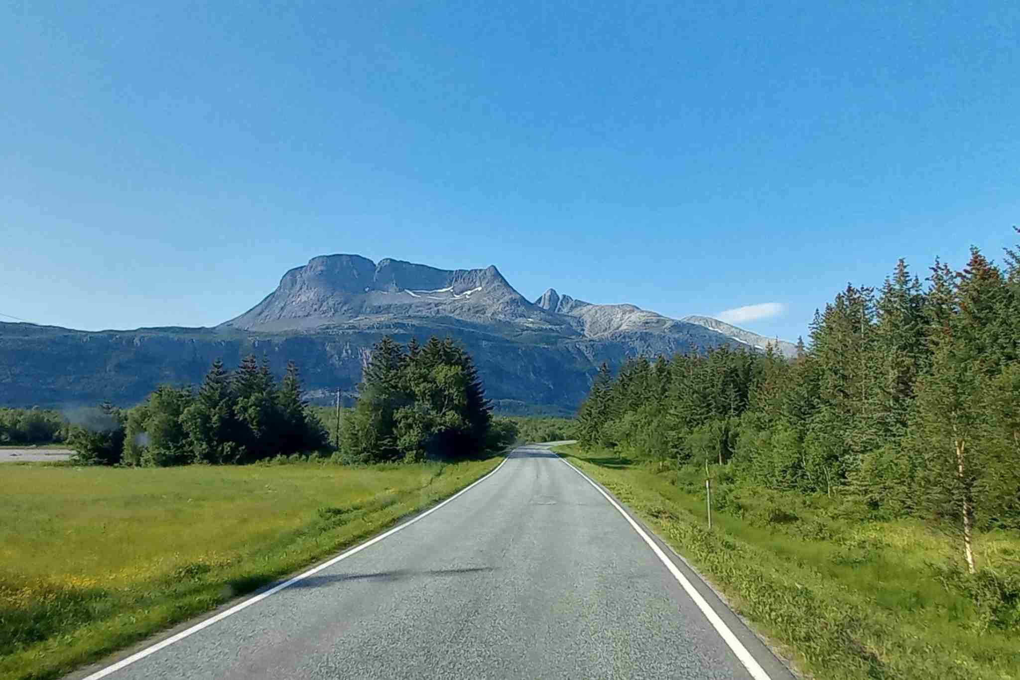 650 Kilometer und drei Breitengrade nordwärts: Mit dem Wohnmobil auf dem „Kystriksveien“ entlang Norwegens spektakulärer Westküste 8 Das mögliche Wanderziel direkt vor Augen: Blick auf die Gebirgskette einige Straßenkilometer nach dem Verlassen der Fähre.