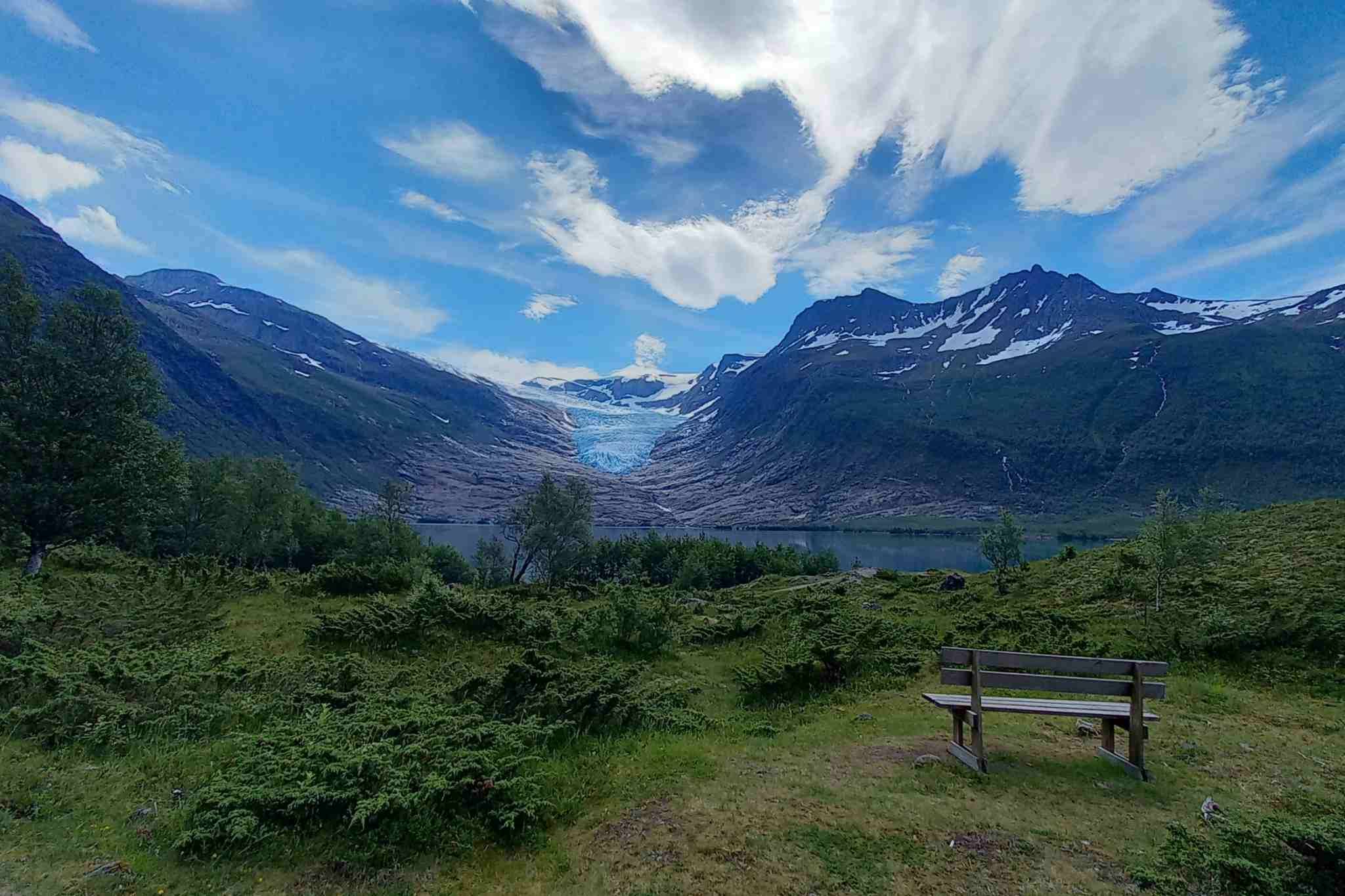 650 Kilometer und drei Breitengrade nordwärts: Mit dem Wohnmobil auf dem „Kystriksveien“ entlang Norwegens spektakulärer Westküste 15 Vom ersten Meter der Wanderung an eröffnet sich ein atemberaubender Blick auf den Svartisen-Gletscher.