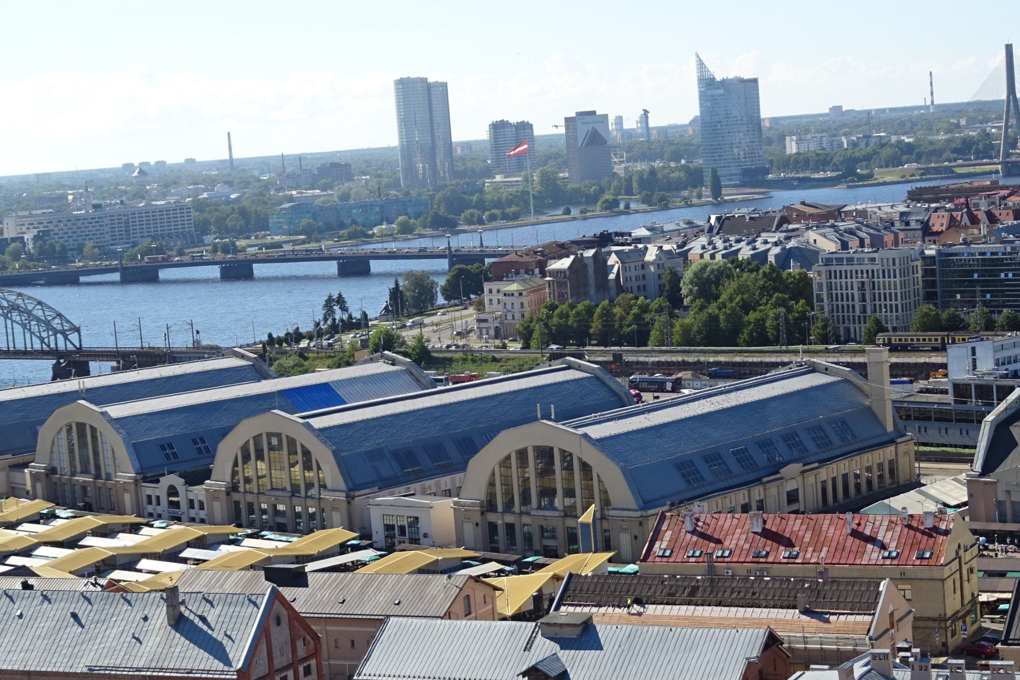 Blick auf den Zentralmarkt in Riga, den größten Lebensmittelmarkt Lettlands. 