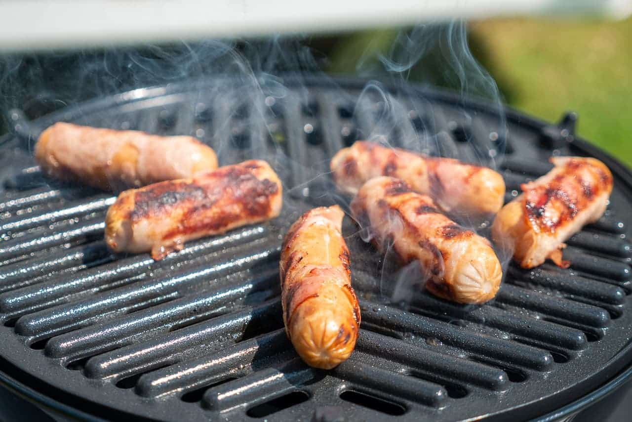 Eingebrannte Reste von Fleisch oder Würstchen lassen sich oft schwer vom Grillrost entfernen.