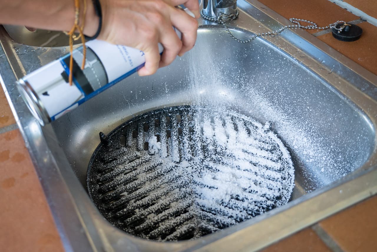 CADAC Grillreiniger Spray für hartnäckige Verschmutzungen aufsprühen