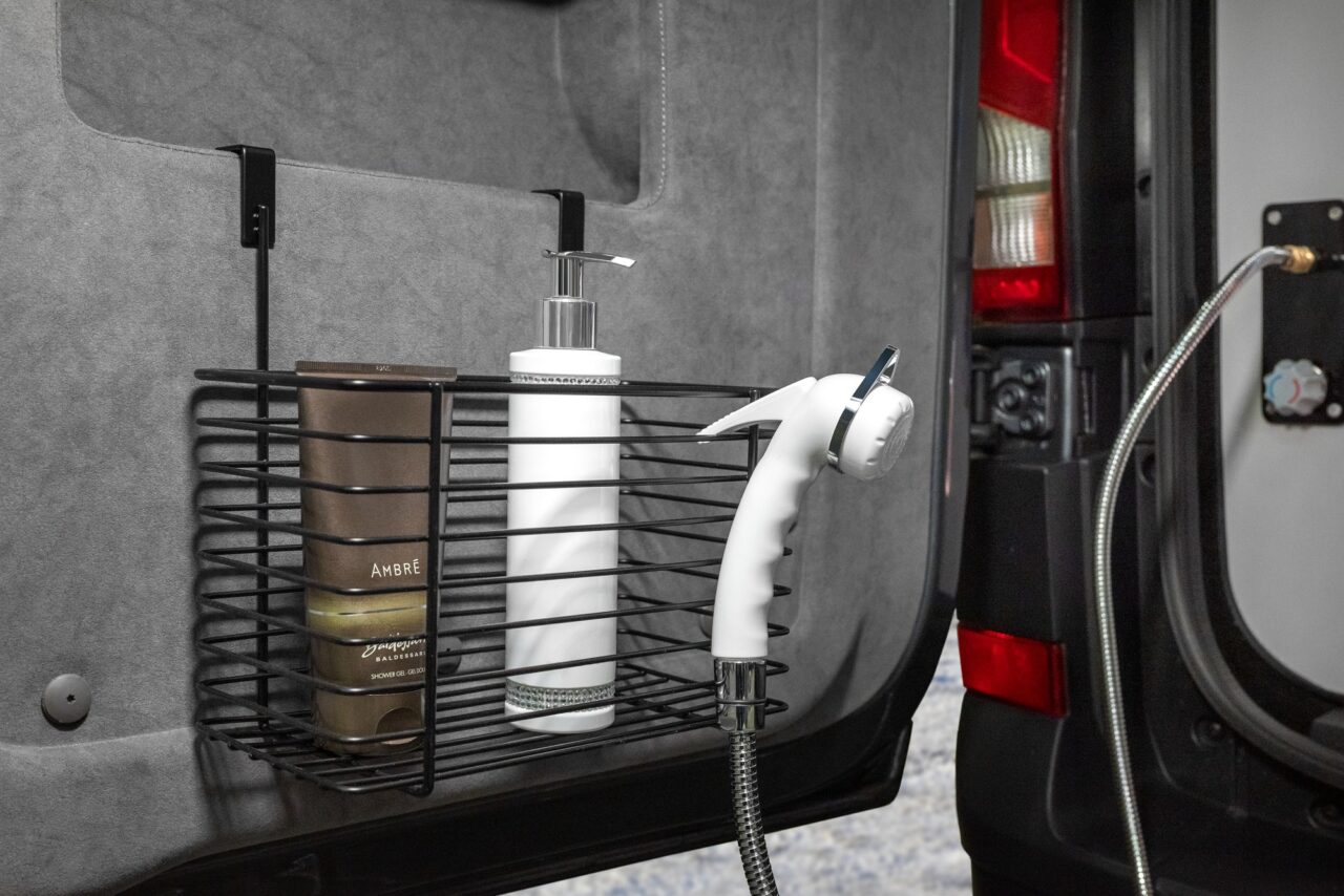 Globe-Traveller Falcon: wintertauglicher Luxus-Campervan mit effizienter Isolierung aus Polen - perfekt fürs Wintercamping! 12 Globe-Traveller Falcon Außendusche