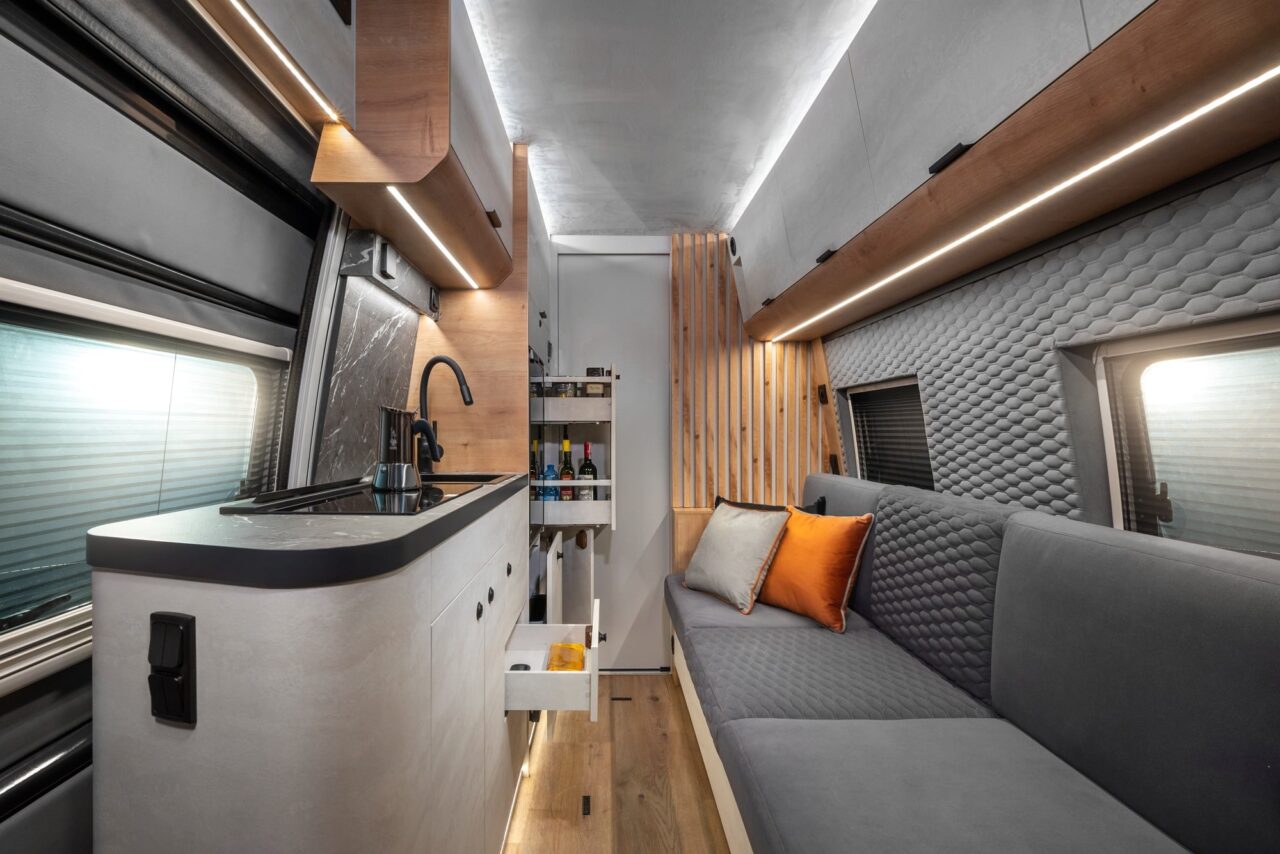 Globe-Traveller Falcon: wintertauglicher Luxus-Campervan mit effizienter Isolierung aus Polen - perfekt fürs Wintercamping! 8 Globe-Traveller Falcon Küchenschränke