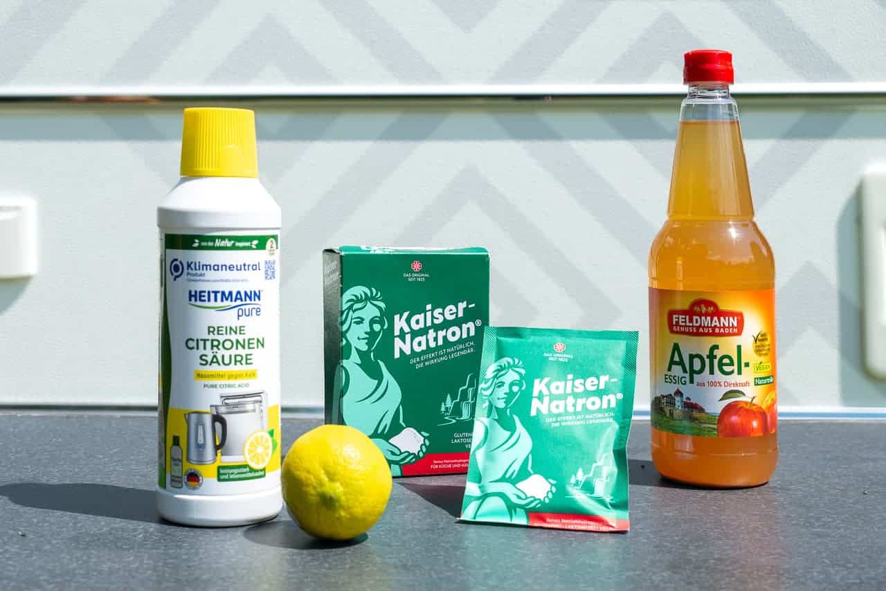 Hausmittel zur Grillreinigung: Mit Natron, Zitronensäure, Essig und heißem Wasser gegen Fett und Eingebranntes