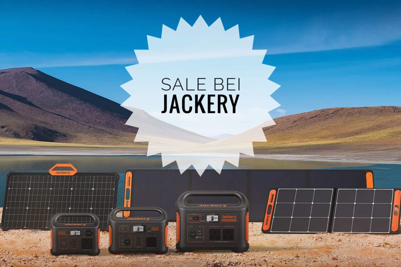 Jackery Powerstationen und Solarpanele in der Landschaft - Text in der Mitte: "SALE bei Jackery"