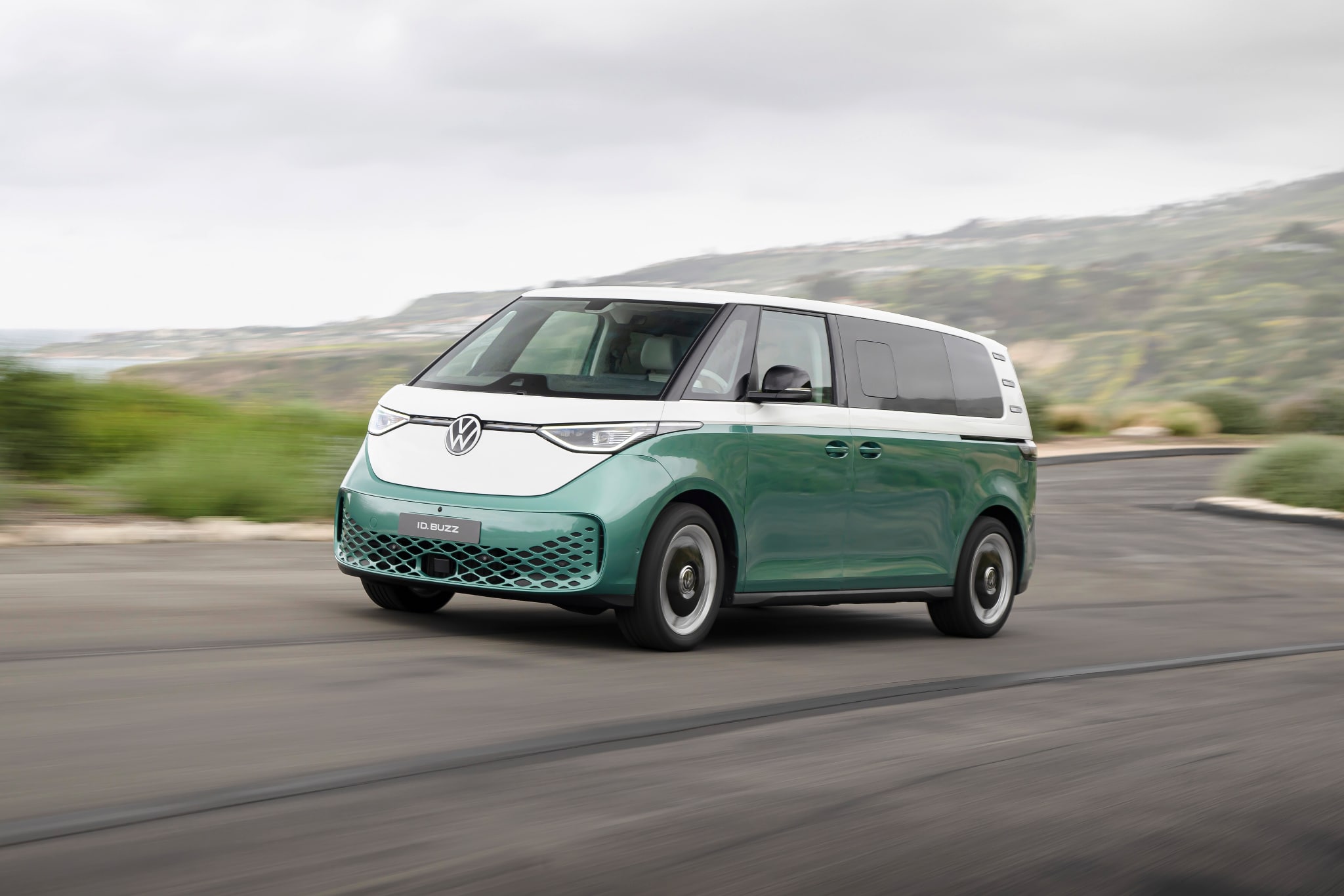 Europapremiere beim VW Bus Festival in Hannover: Der VW ID. Buzz mit verlängerten Radstand