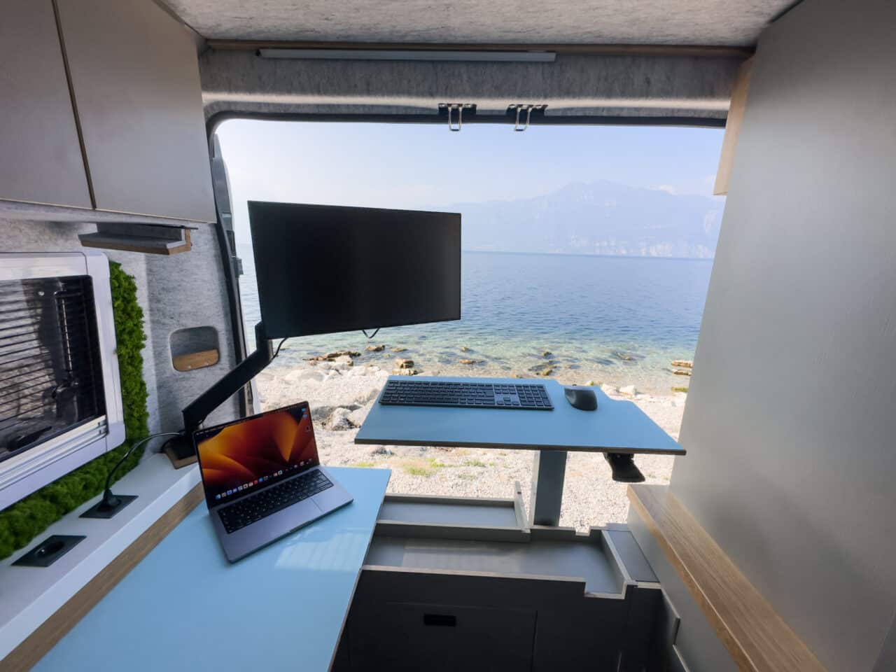 Home Office auf Rädern zum Mieten: Office-Camper mit Starlink-Internet und ergonomischem Workspace 3 Work'n Roll Workspace