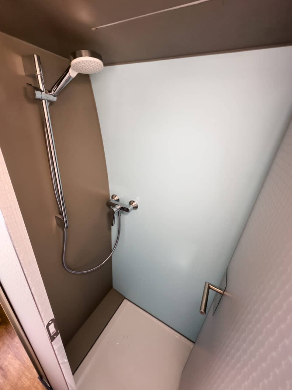 Home Office auf Rädern zum Mieten: Office-Camper mit Starlink-Internet und ergonomischem Workspace 10 Work'n Roll Dusche