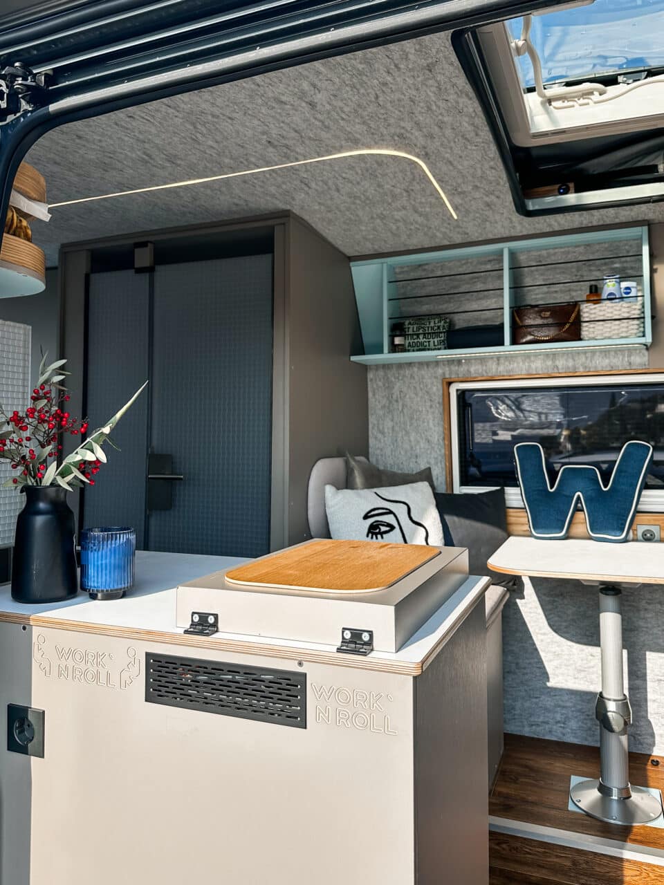Home Office auf Rädern zum Mieten: Office-Camper mit Starlink-Internet und ergonomischem Workspace 9 Work'n Roll Innenansicht