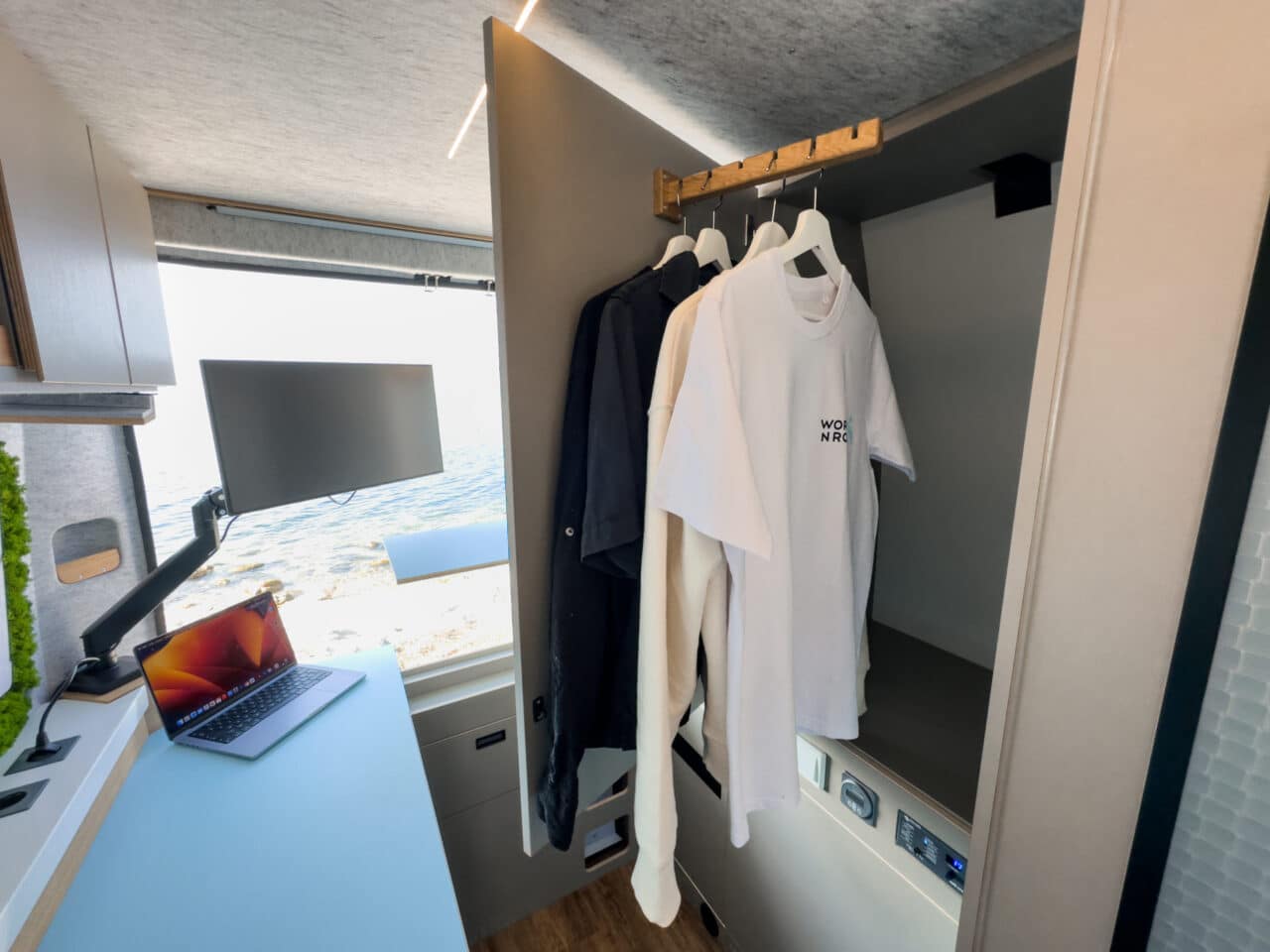 Home Office auf Rädern zum Mieten: Office-Camper mit Starlink-Internet und ergonomischem Workspace 11 Work'n Roll Kleiderschrank