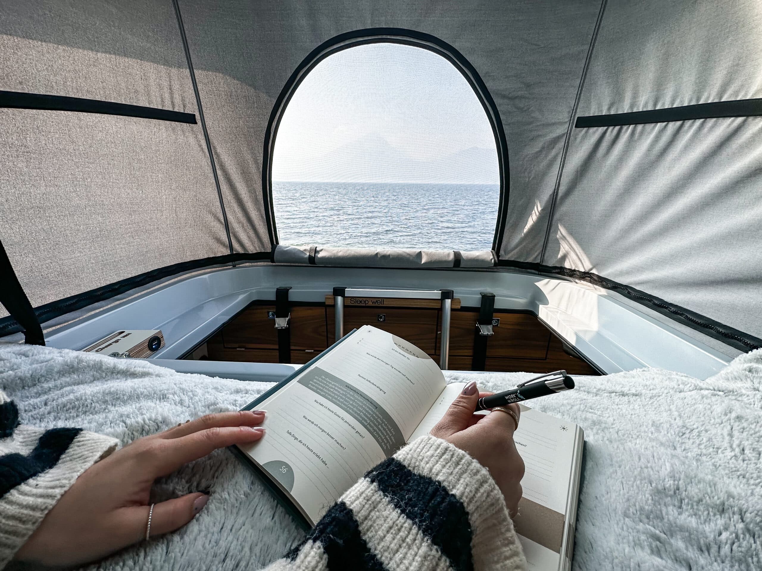 Home Office auf Rädern zum Mieten: Office-Camper mit Starlink-Internet und ergonomischem Workspace 6 Work'n Roll Bett
