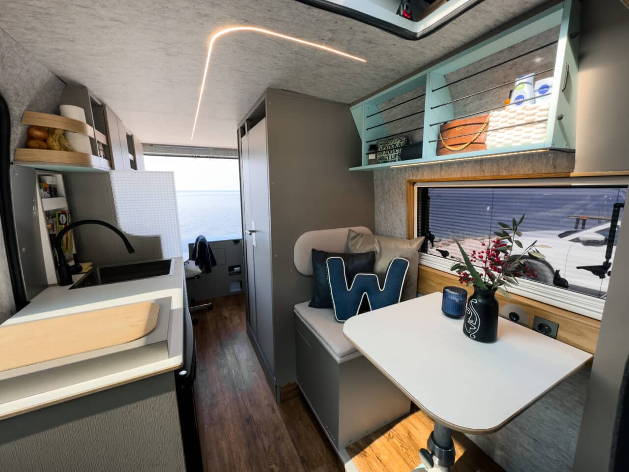 Home Office auf Rädern zum Mieten: Office-Camper mit Starlink-Internet und ergonomischem Workspace 8 Work'n Roll Innen